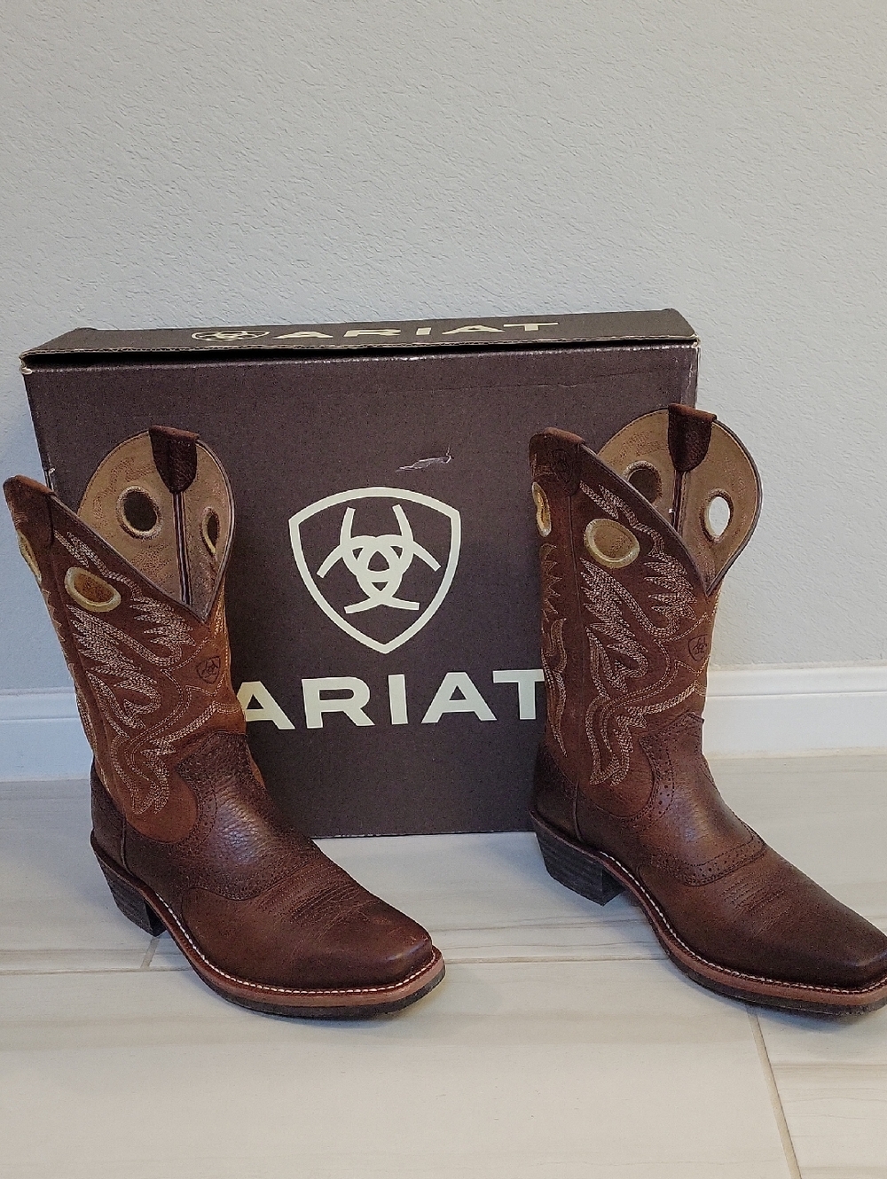 Like New Ariat Rustic Brown Embroidered Western Boots